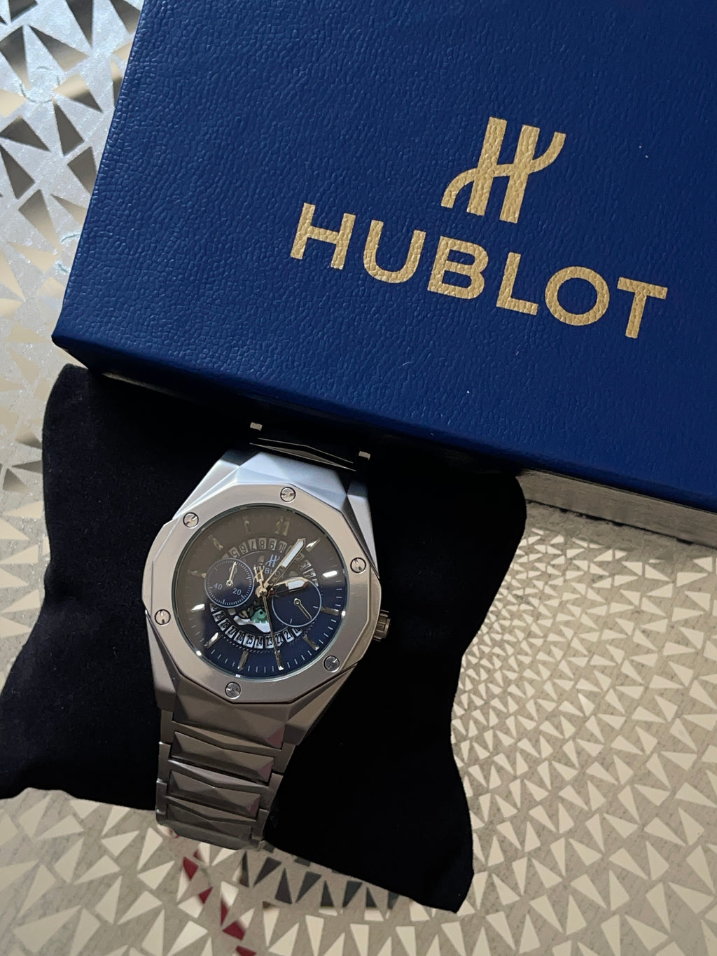 Hublot Genève – Blue Dial Stainless Steel Swiss Timepiece